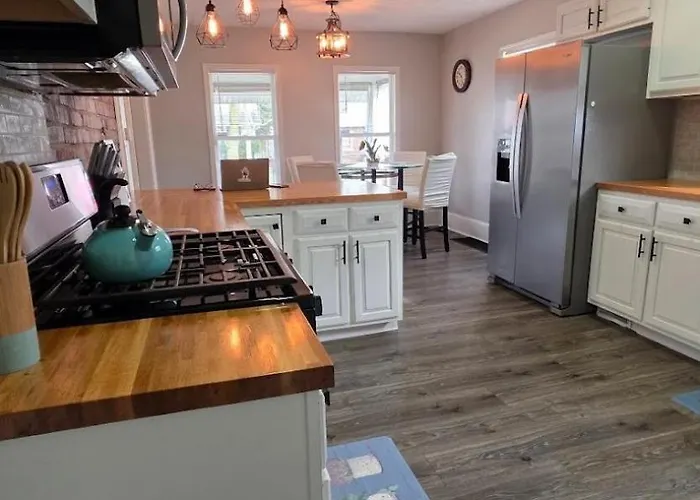 The Point - Spacious Family Vacation Near Downtown