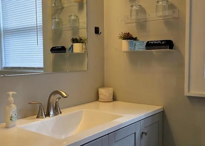 The Point - Spacious Family Vacation Near Downtown
